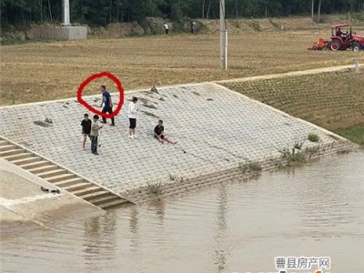 突发！一孩童落水，曹县这位热心村民纵身一跃跳水救人